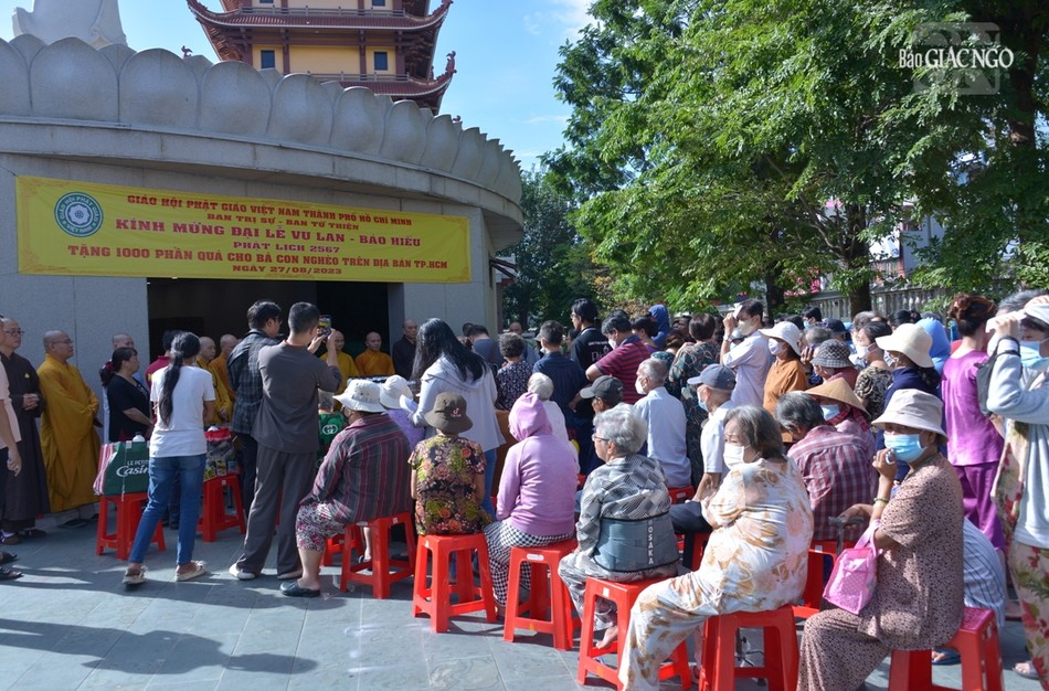Bà con đến nhận quà tại Việt Nam Quốc Tự