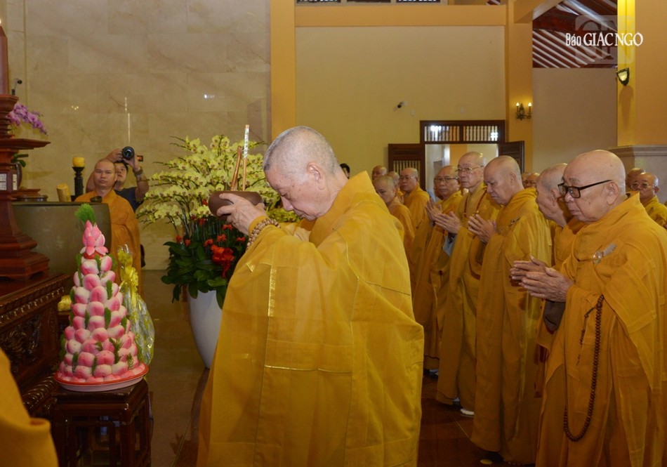 Đức Pháp chủ dâng phạn thực cúng dường Đức Pháp chủ dâng phạn thực cúng dường