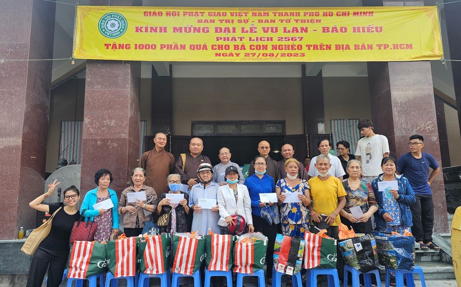 Trao quà Vu lan tại chùa Phổ Quang, Q.Tân Bình