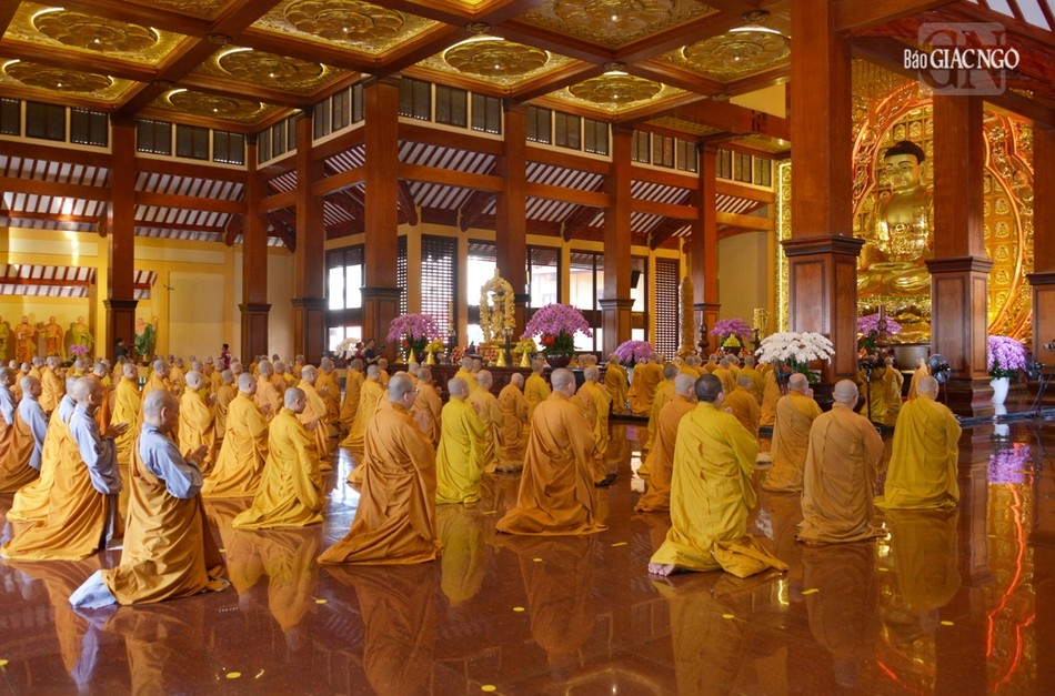 Chư tôn đức Tăng phương tiện cử hành nghi thức đại chúng Tự tứ