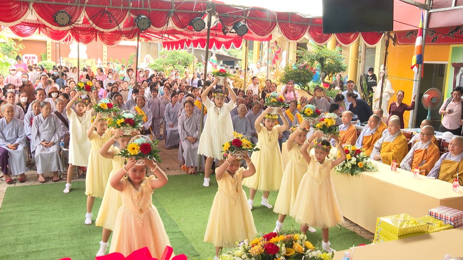 Phật tử dâng hoa cúng dường Phật tử dâng hoa cúng dường