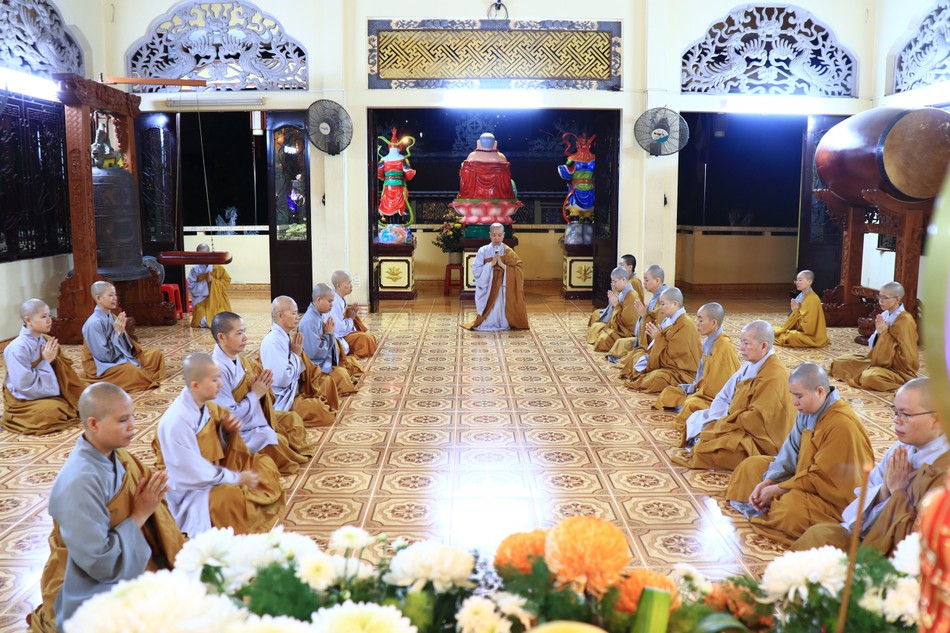 Đại diện Ban Chức sự hạ trường đã thông bạch trước đại chúng việc sang Đại Tăng cầu giáo giới Đại diện Ban Chức sự hạ trường đã thông bạch trước đại chúng việc sang Đại Tăng cầu giáo giới