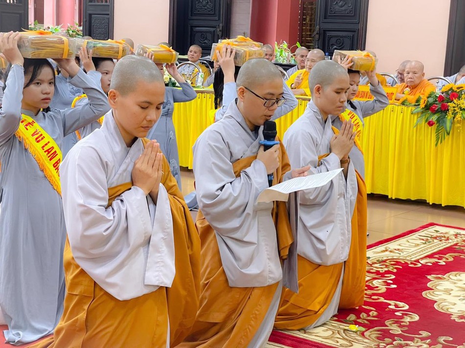 Đại diện chư Ni hành giả dâng lời cảm tưởng, tri ân chư tôn đức Đại diện chư Ni hành giả dâng lời cảm tưởng, tri ân chư tôn đức