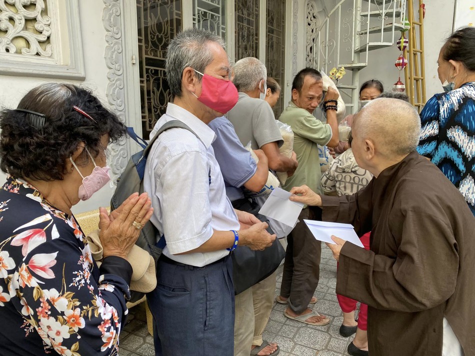 Ni trưởng Thích nữ Tịnh Nguyện trao quà đến những hoàn cảnh khó khăn Ni trưởng Thích nữ Tịnh Nguyện trao quà đến những hoàn cảnh khó khăn