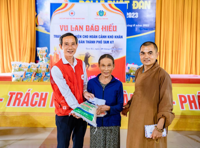 Thượng tọa Thích Viên Tánh và lãnh đạo Hội Chữ Thập đỏ tỉnh trao tận tay người dân Thượng tọa Thích Viên Tánh và lãnh đạo Hội Chữ Thập đỏ tỉnh trao tận tay người dân