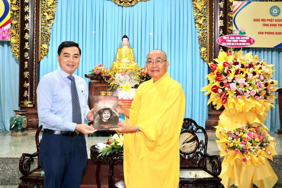 Hòa thượng Thích Minh Nhật tặng ấn phẩm Báo Giác Ngộ số đặc biệt Vu lan đến Phó Bí thư Thường trực Tỉnh ủy Nguyễn Hoài Anh Hòa thượng Thích Minh Nhật tặng ấn phẩm Báo Giác Ngộ số đặc biệt Vu lan đến Phó Bí thư Thường trực Tỉnh ủy Nguyễn Hoài Anh