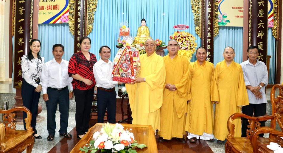 Ông Nguyễn Văn Trí, Phó Chủ tịch Thường trực UBMTTQVN tỉnh tặng quà chúc mừng Đại lễ Vu lan Ông Nguyễn Văn Trí, Phó Chủ tịch Thường trực UBMTTQVN tỉnh tặng quà chúc mừng Đại lễ Vu lan