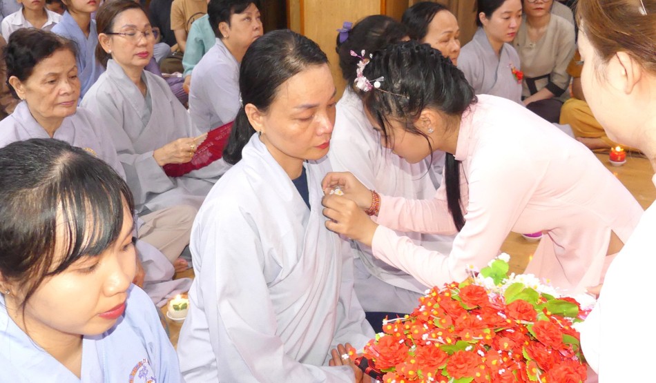 Phật tử cài hoa hồng Vu lan tại lễ thắp nến tri ân do Quan Âm tu viện tổ chức Phật tử cài hoa hồng Vu lan tại lễ thắp nến tri ân do Quan Âm tu viện tổ chức