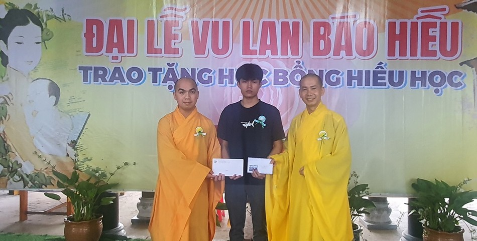 Trao quà động viên các cháu có mẹ bị tử nạn trước thềm năm học mới Trao quà động viên các cháu có mẹ bị tử nạn trước thềm năm học mới