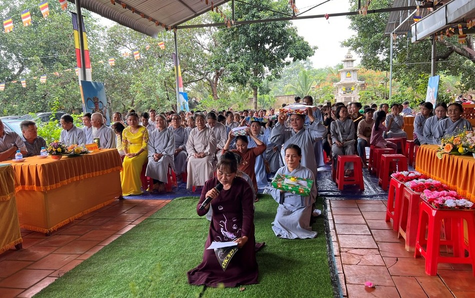 Đại diện Phật tử đạo tràng Hồng Liên Hoa Tự tác bạch tri ân chư tôn đức Đại diện Phật tử đạo tràng Hồng Liên Hoa Tự tác bạch tri ân chư tôn đức