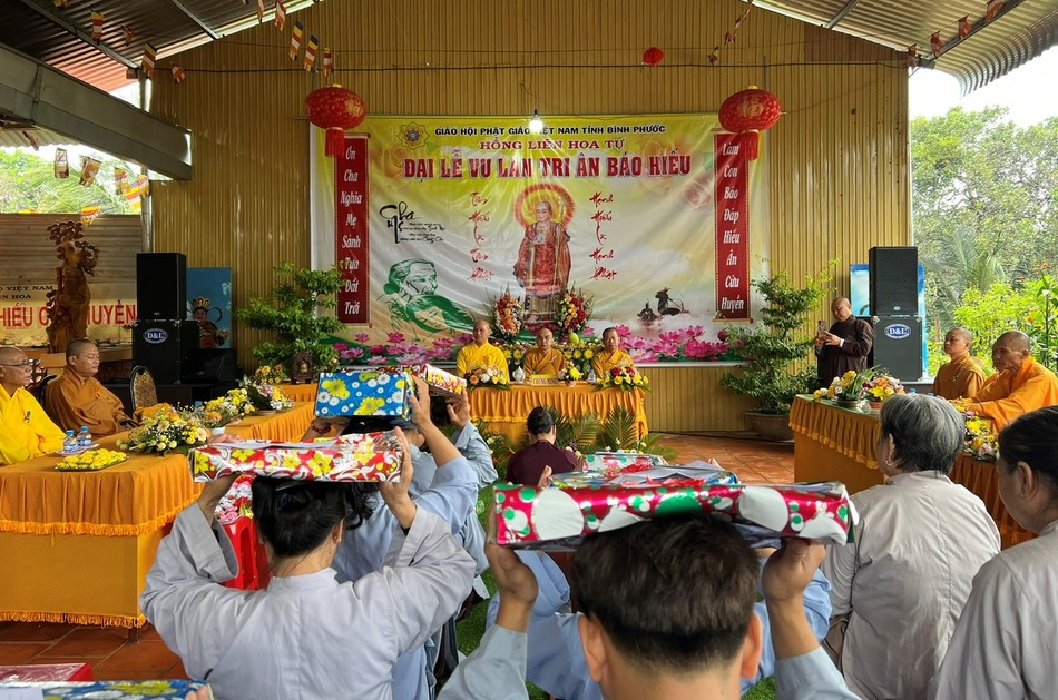 Phật tử dâng y cúng dường chư tôn đức Phật tử dâng y cúng dường chư tôn đức