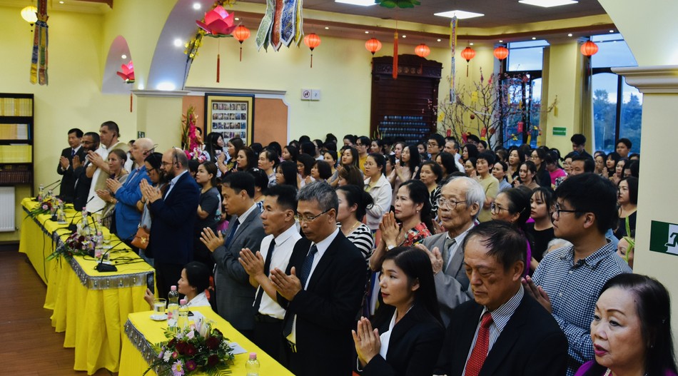 Khách mời và cộng đồng người Việt Nam tại Hungary dự Đại lễ Vu lan - Báo hiếu