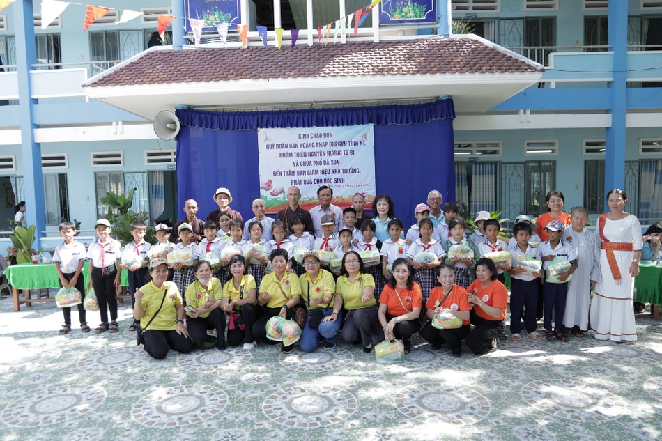 Ban Hoằng pháp tỉnh Ninh Thuận trao quà cho học sinh Ban Hoằng pháp tỉnh Ninh Thuận trao quà cho học sinh