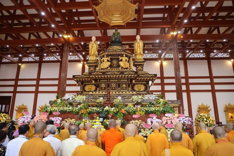 Lễ cầu nguyện tại chánh điện Lễ cầu nguyện tại chánh điện