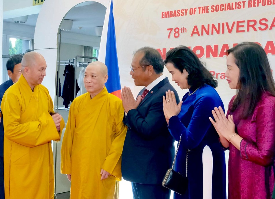 Hòa thượng Thích Bảo Ngiêm, Thượng tọa Thích Đức Thiện trao đổi cùng các đại biểu - Ảnh: Hacan