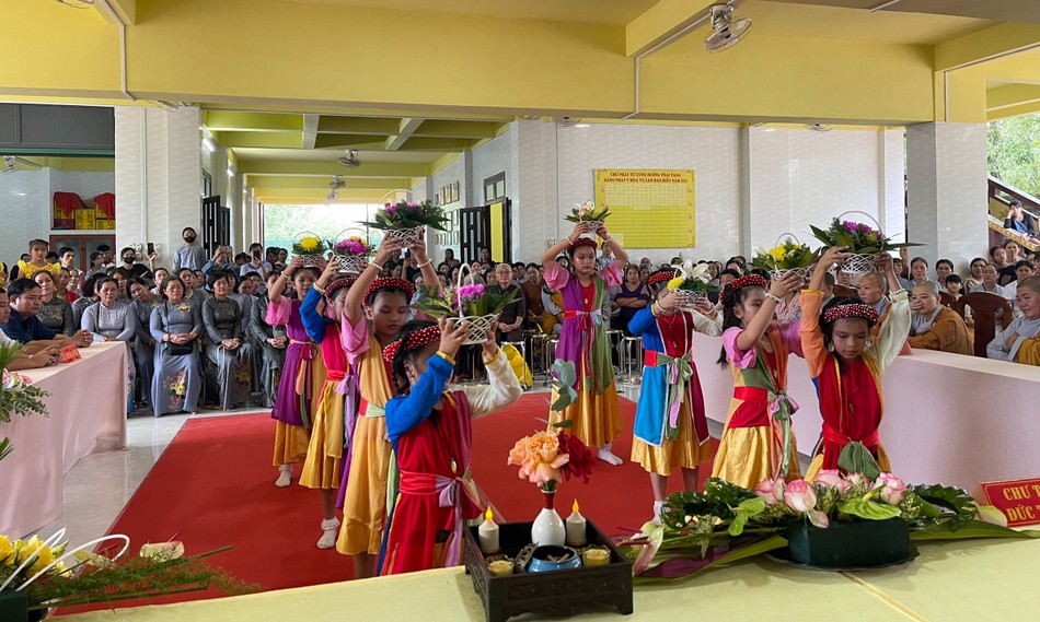 Phật tử chùa Thanh Nghiêm dâng hoa cúng dường Phật tử chùa Thanh Nghiêm dâng hoa cúng dường