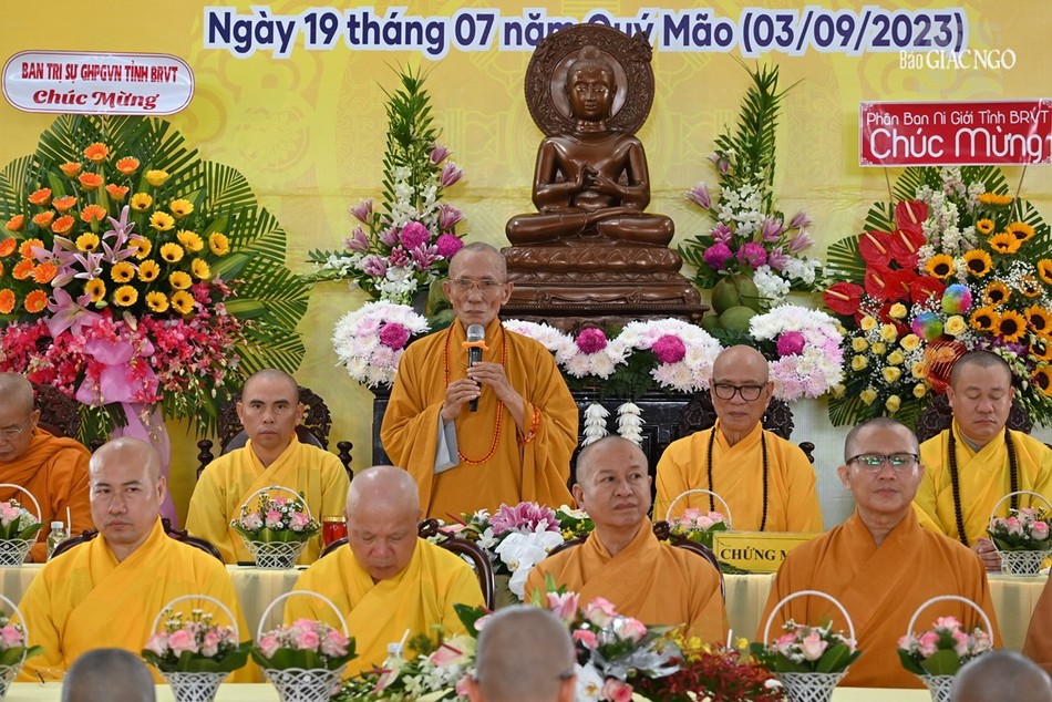 Hòa thượng Thích Huệ Trí ban đạo từ tại buổi lễ Hòa thượng Thích Huệ Trí ban đạo từ tại buổi lễ