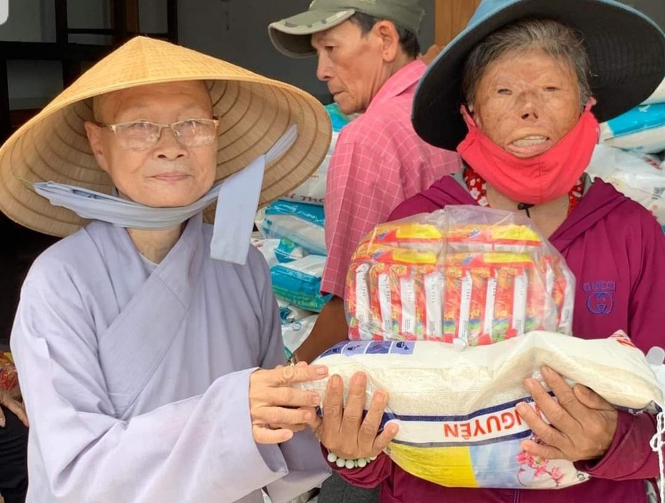 Tịnh thất Chơn Như tặng quà đến người nghèo tại địa phương