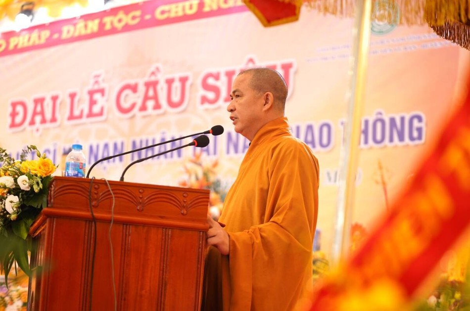 Thượng tọa Thích Thanh Huy, Trưởng ban Trị sự GHPGVN H.Vụ Bản, Trưởng ban Tổ chức phát biểu khai mạc Đại lễ