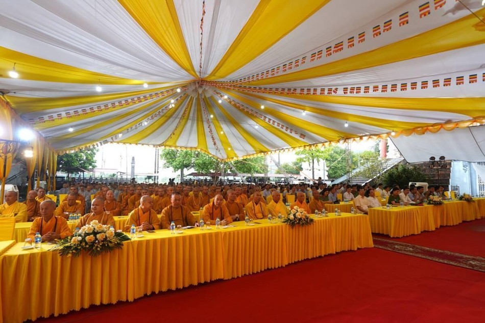 Chư tôn đức Tăng Ni, lãnh đạo tỉnh, sở ban ngành tham dự