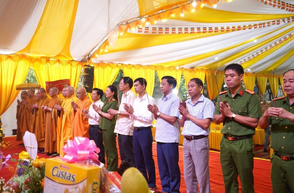 Chư tôn đức Tăng Ni, lãnh đạo tỉnh, đại diện Sở ban, ngành dâng hương cầu nguyện