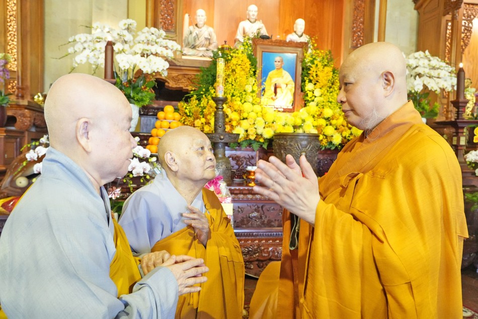 Hòa thượng Thích Lệ Trang, Trưởng ban Trị sự GHPGVN TP.HCM đàm đạo với Ni trưởng Thích nữ Tịnh Nguyện, Trưởng ban Thường trực Ban Chứng minh Phân ban Ni giới T.Ư và Ni trưởng Thích nữ Như Xuân tại Việt Nam Quốc Tự Hòa thượng Thích Lệ Trang, Trưởng ban Trị sự GHPGVN TP.HCM đàm đạo với Ni trưởng Thích nữ Tịnh Nguyện, Trưởng ban Thường trực Ban Chứng minh Phân ban Ni giới T.Ư và Ni trưởng Thích nữ Như Xuân tại Việt Nam Quốc Tự