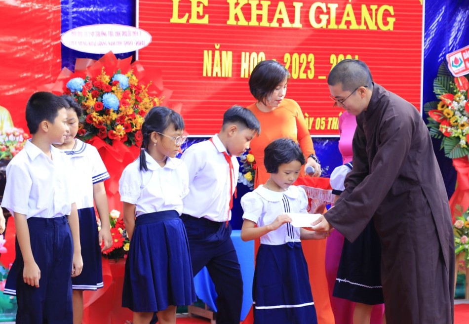 Đại diện chùa Linh Quang trao học bổng khuyến học cho học sinh Đại diện chùa Linh Quang trao học bổng khuyến học cho học sinh