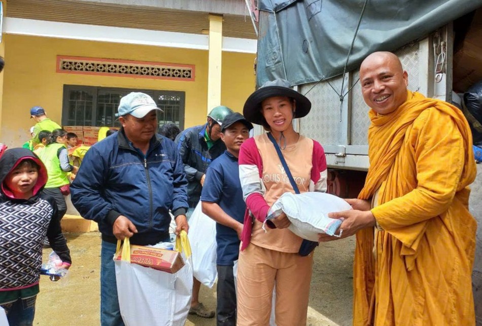 Thượng tọa Minh Thông trao quà đến hộ nghèo
