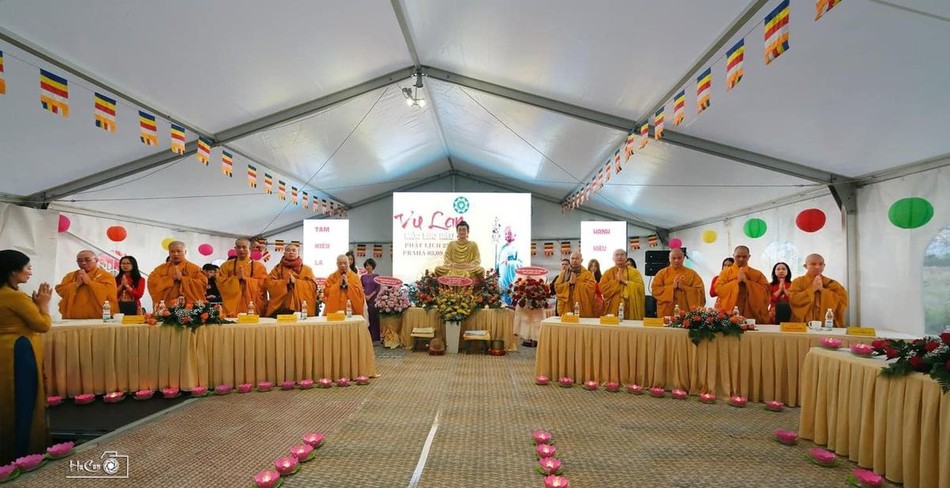 Phái đoàn chứng minh Đại lễ Vu lan - Báo hiếu, trai đàn chẩn tế tại chùa Vĩnh Nghiêm Praha Phái đoàn chứng minh Đại lễ Vu lan - Báo hiếu, trai đàn chẩn tế tại chùa Vĩnh Nghiêm Praha