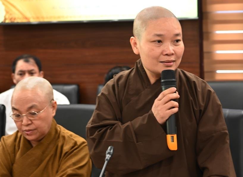 Ni sư Thích Đàm Ngân đọc bản dự thảo kế hoạch Ni sư Thích Đàm Ngân đọc bản dự thảo kế hoạch