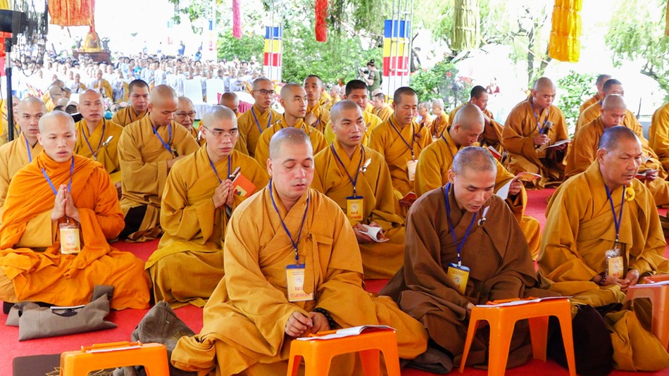 Trì tụng kinh Vu lan - Ảnh: TN