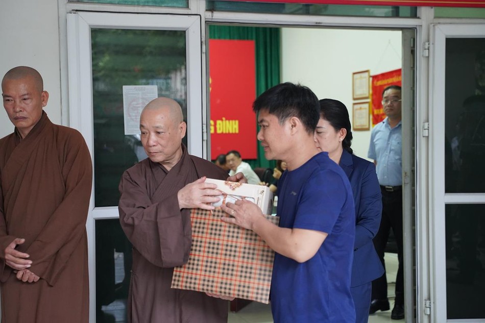Hòa thượng Thích Bảo Nghiêm cùng chư tôn đức trao quà đến những gia đình bị ảnh hưởng nặng nề do hỏa hoạn