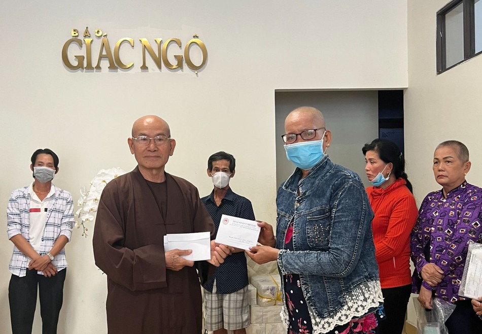 Hòa thượng Thích Tâm Viên trao tiền của bạn đọc ủng hộ bệnh nhân nghèo Hòa thượng Thích Tâm Viên trao tiền của bạn đọc ủng hộ bệnh nhân nghèo