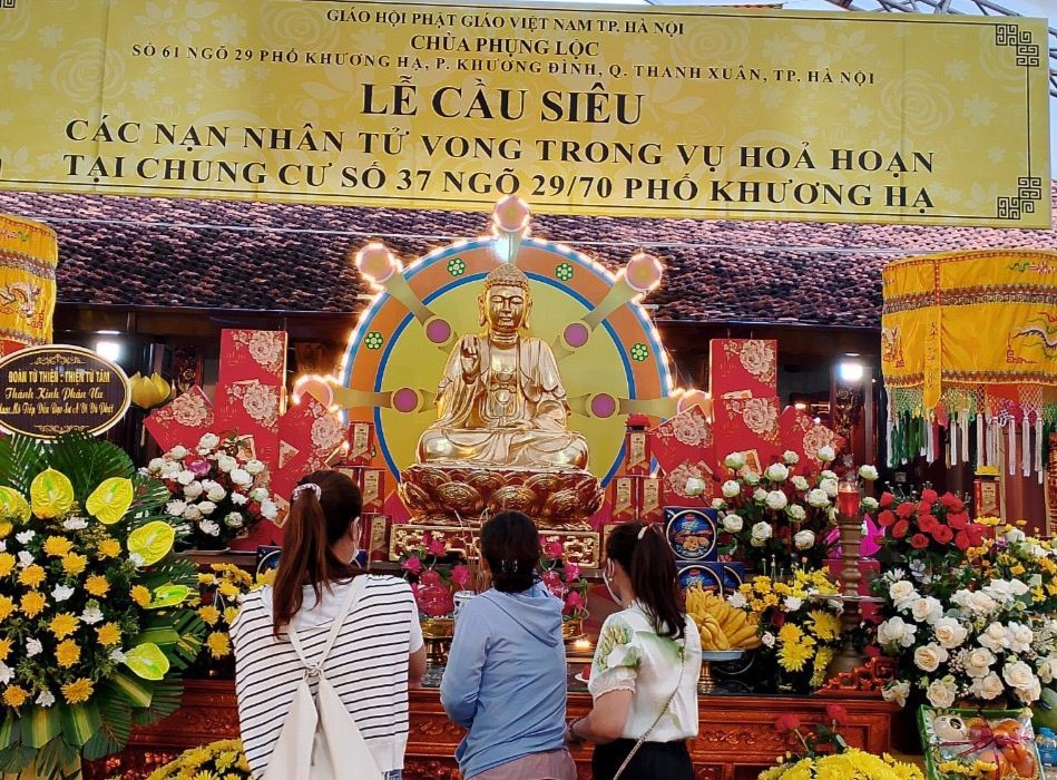 Thân nhân người tử vong, người dân đến chùa Phụng Lộc thắp hương tưởng niệm, cầu siêu cho các nạn nhân xấu số Thân nhân người tử vong, người dân đến chùa Phụng Lộc thắp hương tưởng niệm, cầu siêu cho các nạn nhân xấu số