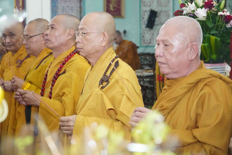 Chư tôn đức niêm hương tưởng niệm Hòa thượng Thích Thiện Phước Chư tôn đức niêm hương tưởng niệm Hòa thượng Thích Thiện Phước