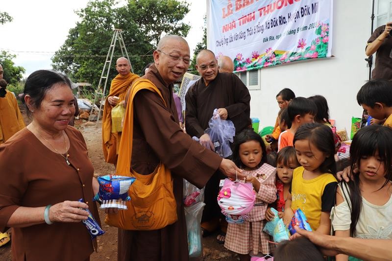 Trao quà trung thu cho các cháu nhỏ tại địa phương
