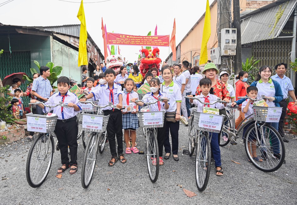 Quỹ từ thiện Thọ Giác trao tặng 10 xe đạp cho học sinh Quỹ từ thiện Thọ Giác trao tặng 10 xe đạp cho học sinh