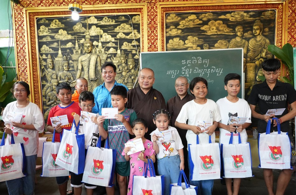 Trao tặng quà cho 20 thiếu nhi tại lớp học Khmer ngữ tại chùa Pothiwong