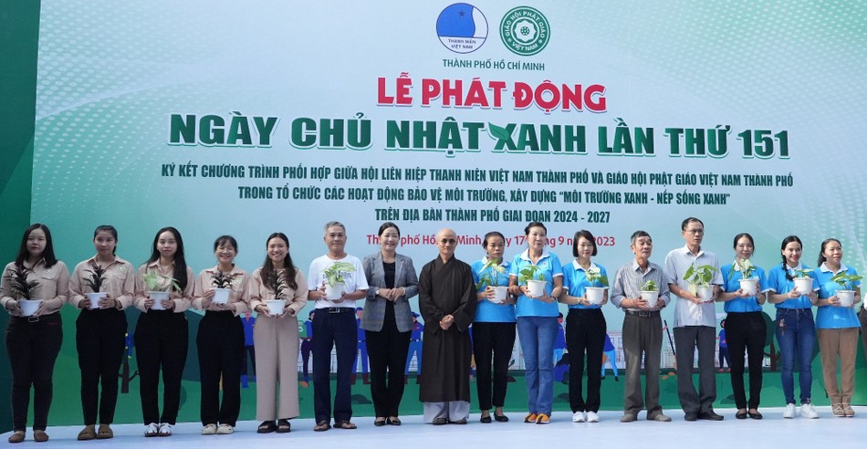 Trao tặng vật phẩm xanh đến các đoàn thể tham dự