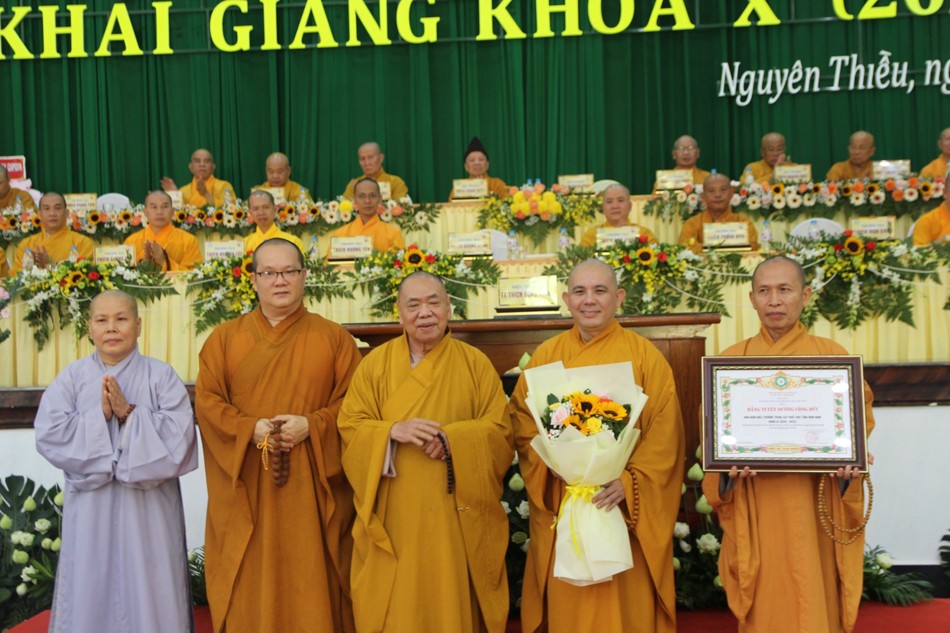 Trao Bằng công đức đến Ban Giám hiệu Trao Bằng công đức đến Ban Giám hiệu