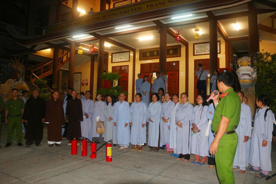 Buổi tuyên truyền về kiến thức, kỹ năng phòng cháy chữa cháy được lồng ghép trong lớp học giáo lý Phật pháp tại chùa Phật Ân Buổi tuyên truyền về kiến thức, kỹ năng phòng cháy chữa cháy được lồng ghép trong lớp học giáo lý Phật pháp tại chùa Phật Ân