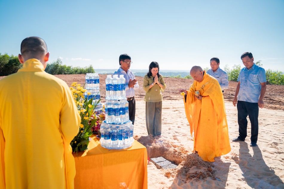 Sái tịnh công trình xây dựng tôn tượng Bồ-tát Quán Thế Âm Sái tịnh công trình xây dựng tôn tượng Bồ-tát Quán Thế Âm