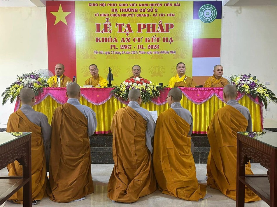 Thay mặt chư hành giả trẻ, Sư cô Thích Diệu Trang đã dâng lời khánh tuế Thay mặt chư hành giả trẻ, Sư cô Thích Diệu Trang đã dâng lời khánh tuế