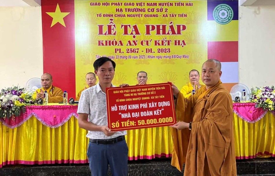 Đại đức Thích Minh Thái trao 50 triệu đồng ủng hộ xây nhà Đại đoàn kết Đại đức Thích Minh Thái trao 50 triệu đồng ủng hộ xây nhà Đại đoàn kết