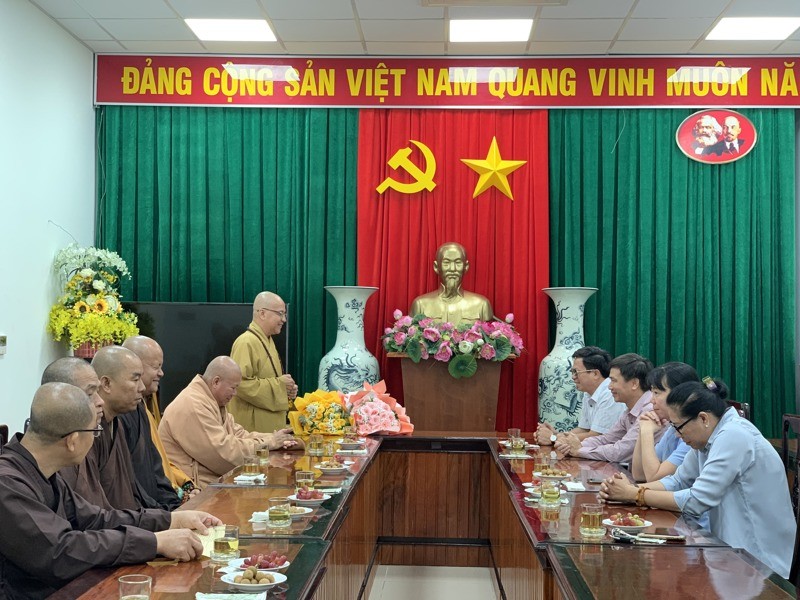 Thượng tọa Thích Huệ Nghiệp chúc mừng tân Trưởng ban Ban Tôn giáo tỉnh Thượng tọa Thích Huệ Nghiệp chúc mừng tân Trưởng ban Ban Tôn giáo tỉnh