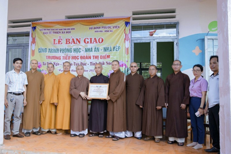 Ban Trị sự tỉnh trao Bằng công đức đến đoàn từ thiện tổ đình Phước Viên Ban Trị sự tỉnh trao Bằng công đức đến đoàn từ thiện tổ đình Phước Viên