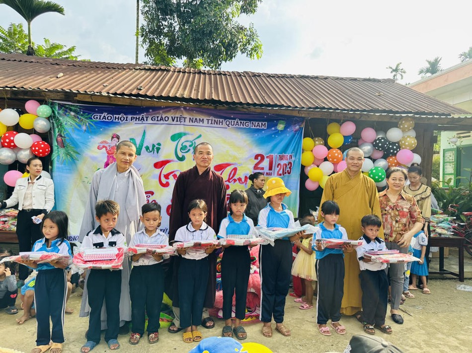 Chư tôn đức Phân ban và Ban Giám hiệu trường trao quà cho các em học sinh Chư tôn đức Phân ban và Ban Giám hiệu trường trao quà cho các em học sinh