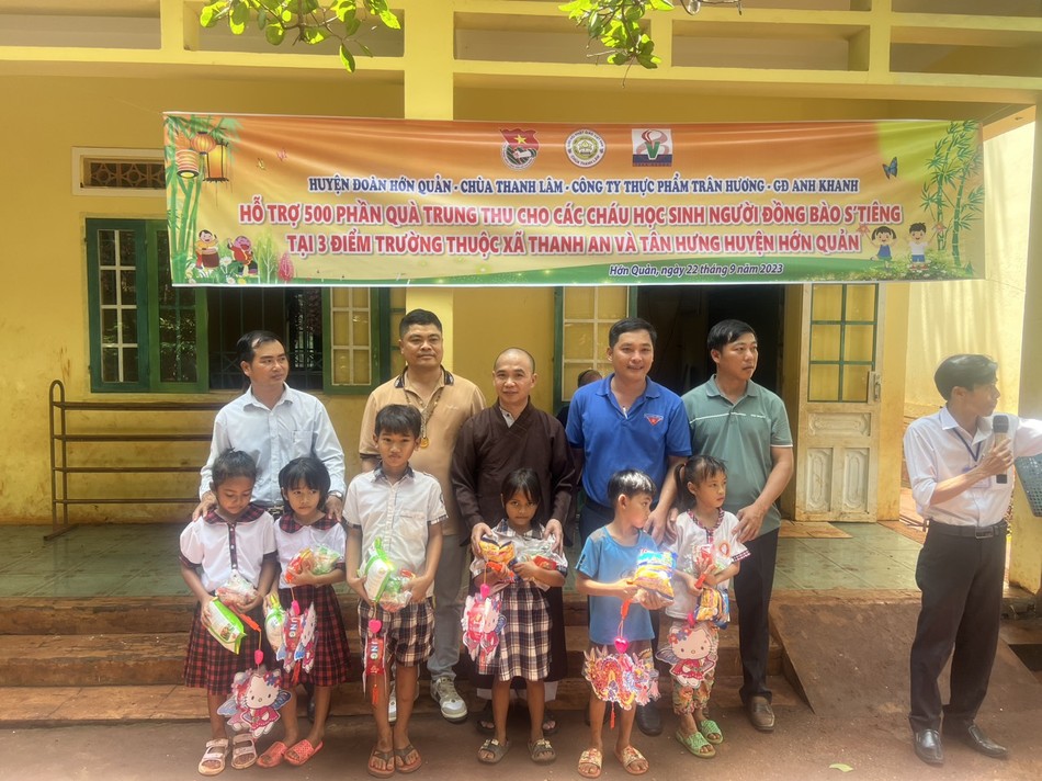 Trao quà trung thu cho các em học sinh người đồng bào S'Tiêng Trao quà trung thu cho các em học sinh người đồng bào S'Tiêng