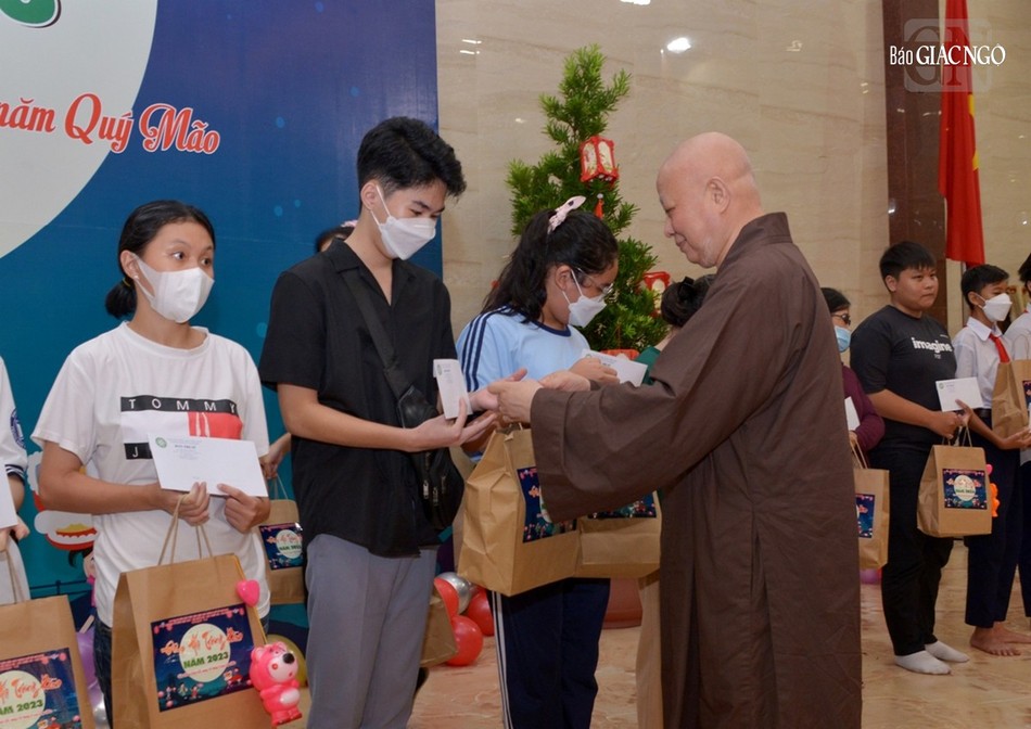 Hòa thượng Trưởng ban Trị sự trao quà đến các em có hoàn cảnh khó khăn do cha, mẹ mất trong đại dịch Covid-19