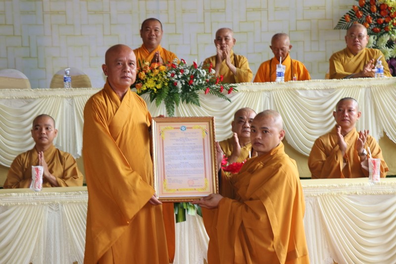 Trao quyết định bổ nhiệm trụ trì chùa Bửu Liên đến Đại đức Thích Minh Trung đảm nhiệm chức vụ trụ trì Trao quyết định bổ nhiệm trụ trì chùa Bửu Liên đến Đại đức Thích Minh Trung đảm nhiệm chức vụ trụ trì